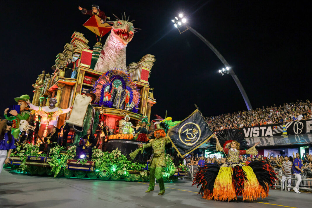 'O povo tem direito de homenagear seus heróis', diz leitor sobre desfile dedicado a Lula