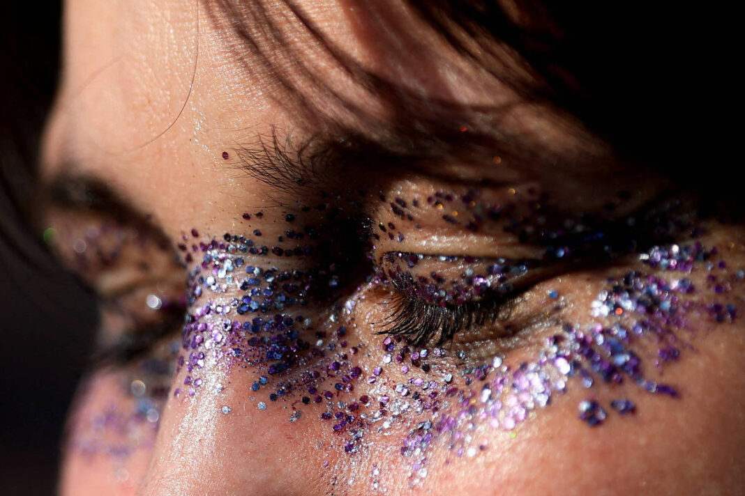 Carnaval: Como aplicar e tirar glitter do rosto e cabelos – 14/02/2026 – Equilíbrio