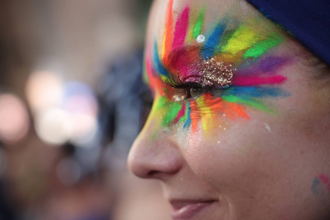 Carnaval: Veja cuidados para ter com a maquiagem no sol – 15/02/2026 – Primeira Pele