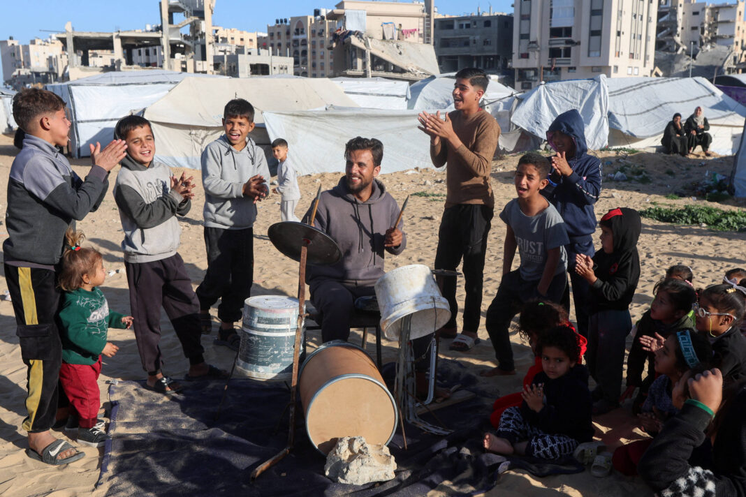 Baterista cria instrumentos caseiros com crianças em Gaza – 14/02/2026 – Mundo