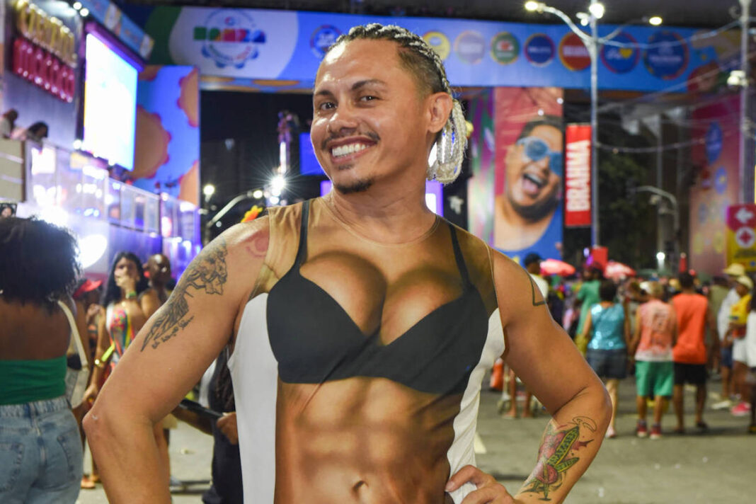 Silvero Pereira chama atenção com fantasia ousada no – 13/02/2026 – Celebridades