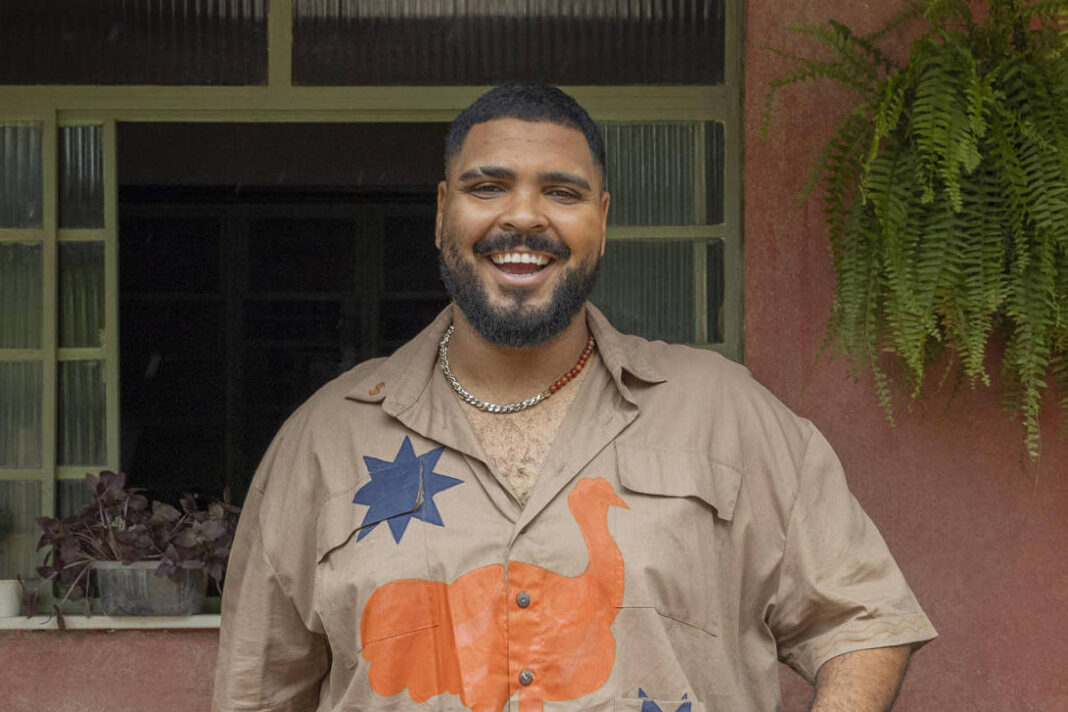 'Meu pai está felizão comigo', diz Paulo Vieira sobre viver Lula no desfile da Acadêmicos de Niterói