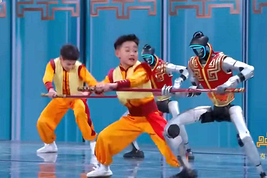 Robôs humanóides fazem artes marciais na TV chinesa; veja – 16/02/2026 – Economia