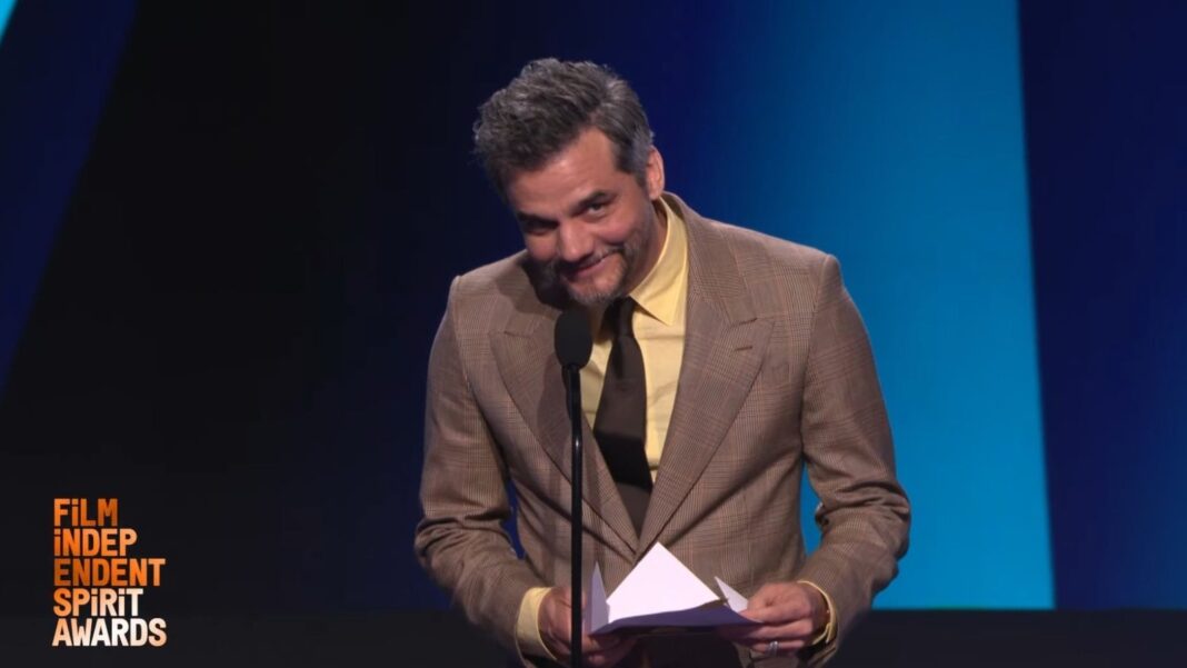 Wagner Moura entrega prêmio para Adolpho Veloso, por Sonhos de Trem, também indicado ao Oscar