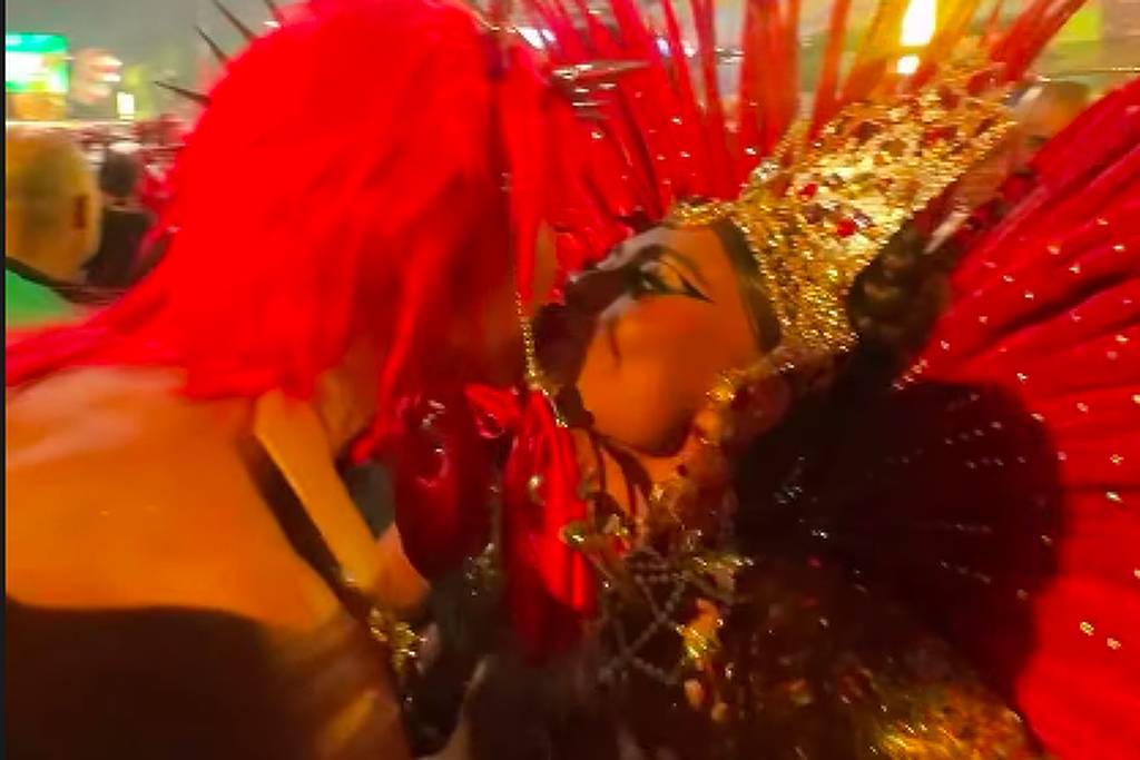 Sabrina Sato e Juliana Paes dão selinho na Sapucaí – 17/02/2026 – Celebridades