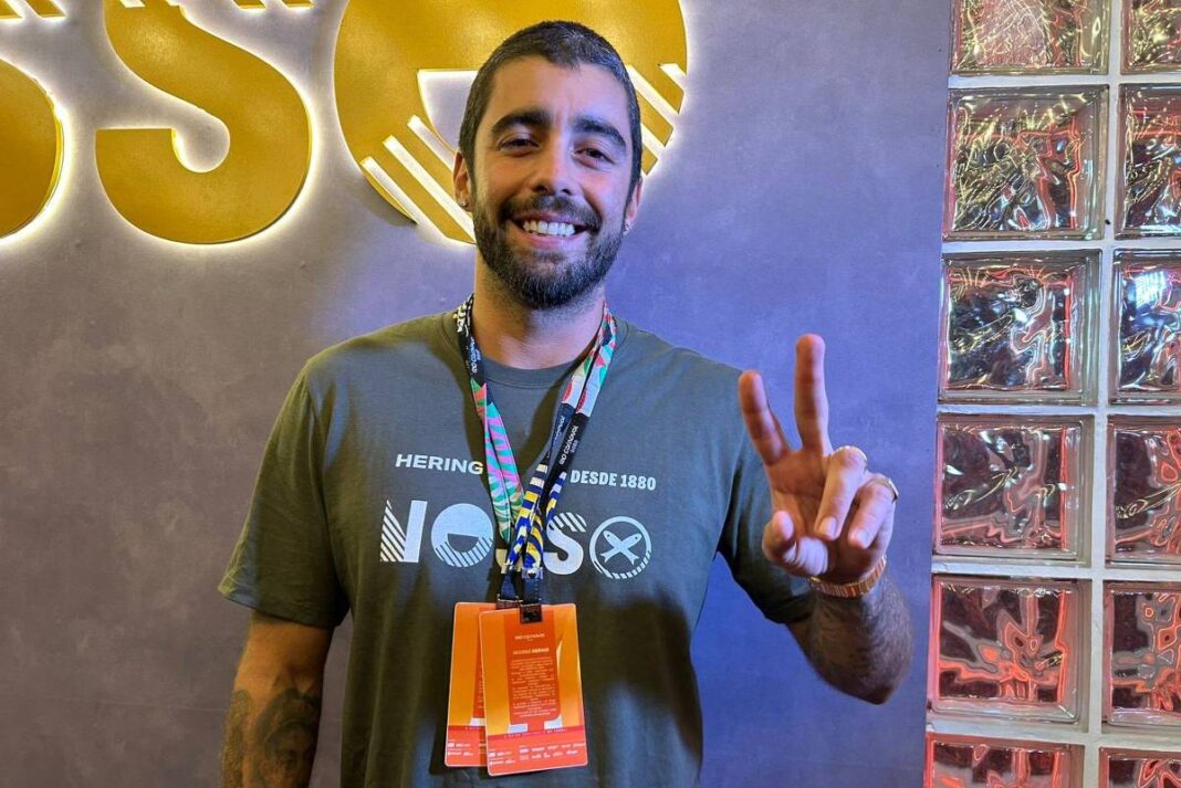 ‘Prestigiar a patroa’, diz Pedro Scooby de Cintia Dicker – 18/02/2026 – Carnaval