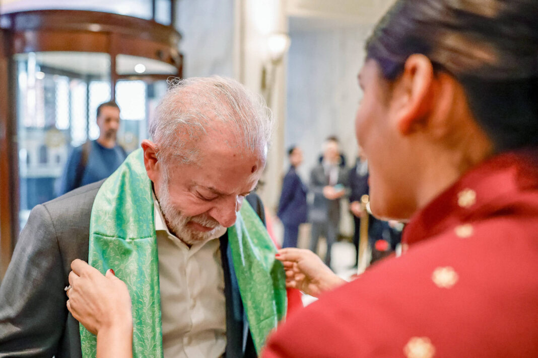 Lula chega à Índia e é recebido com cerimônia hindu; vídeo – 18/02/2026 – Mundo