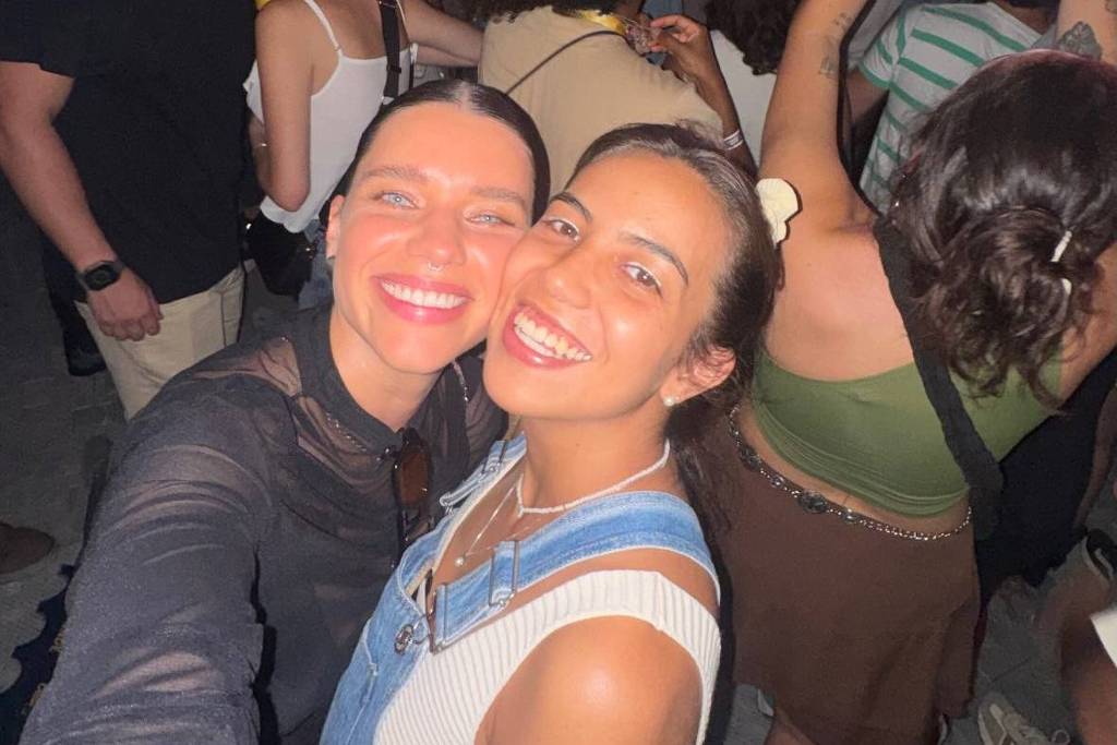 Bruna Linzmeyer aparece com namorada em show de Bad Bunny – 23/02/2026 – Celebridades