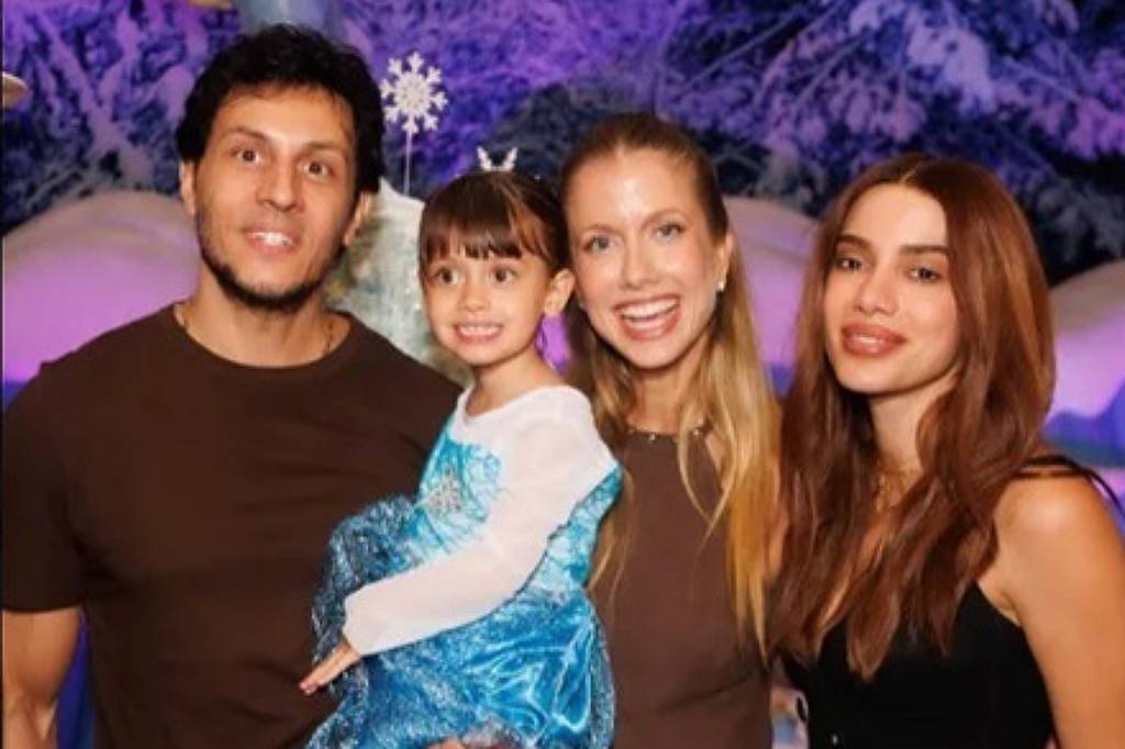 Anitta vai à festa da afilhada, filha de Gabriela Prioli – 24/02/2026 – Celebridades