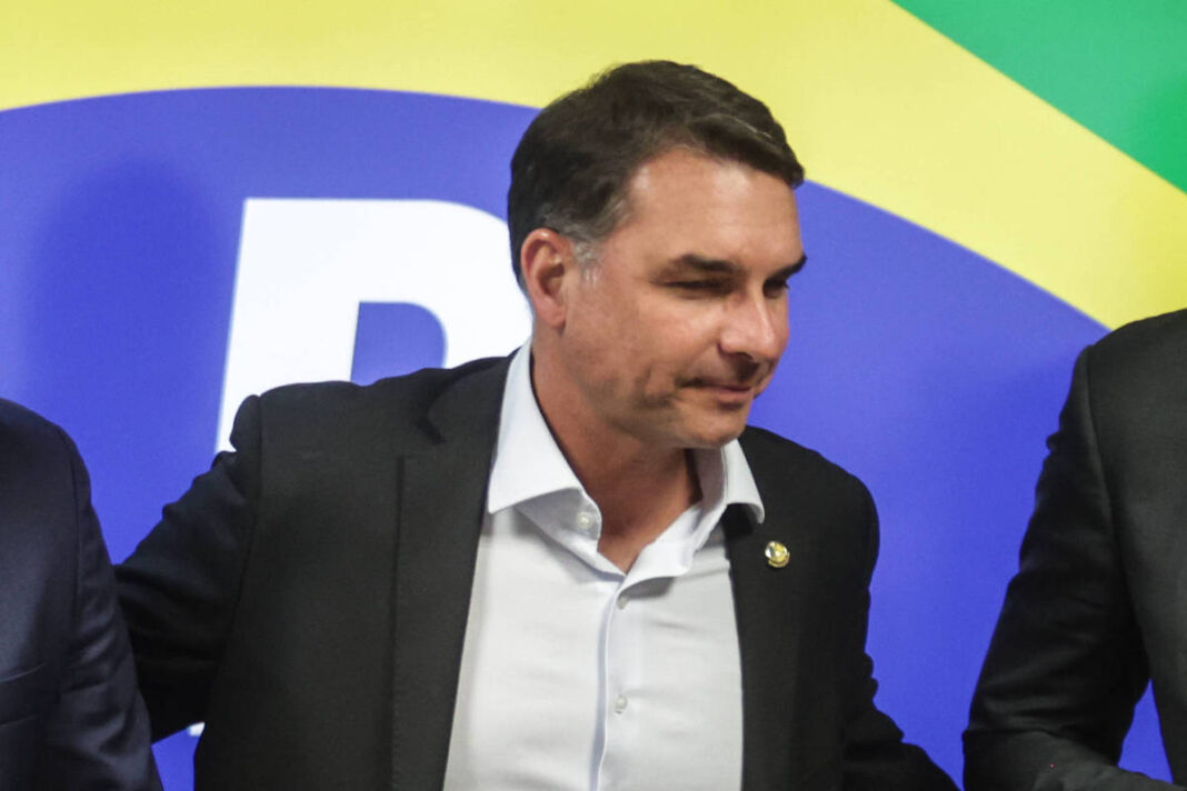 Flávio Bolsonaro chora em evento e propõe fim da reeleição – 25/02/2026 – Política