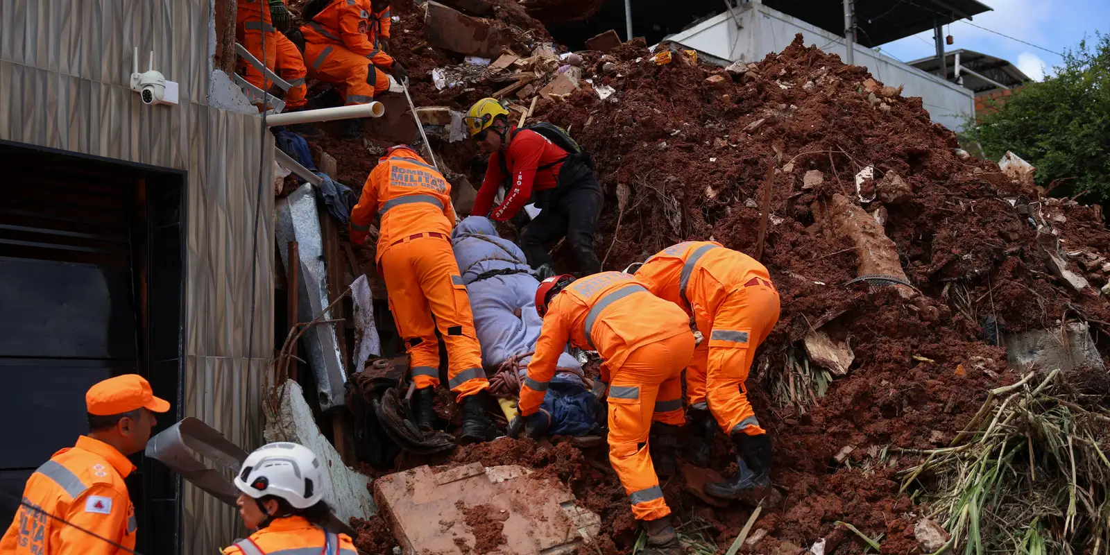 Chuva mata 55 pessoas e mobiliza oito frentes de resgate em Minas