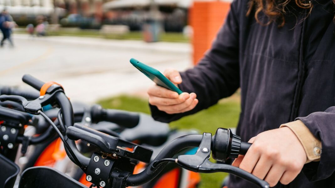 Carros elétricos vivem boom no Brasil — a próxima onda é sobre duas rodas