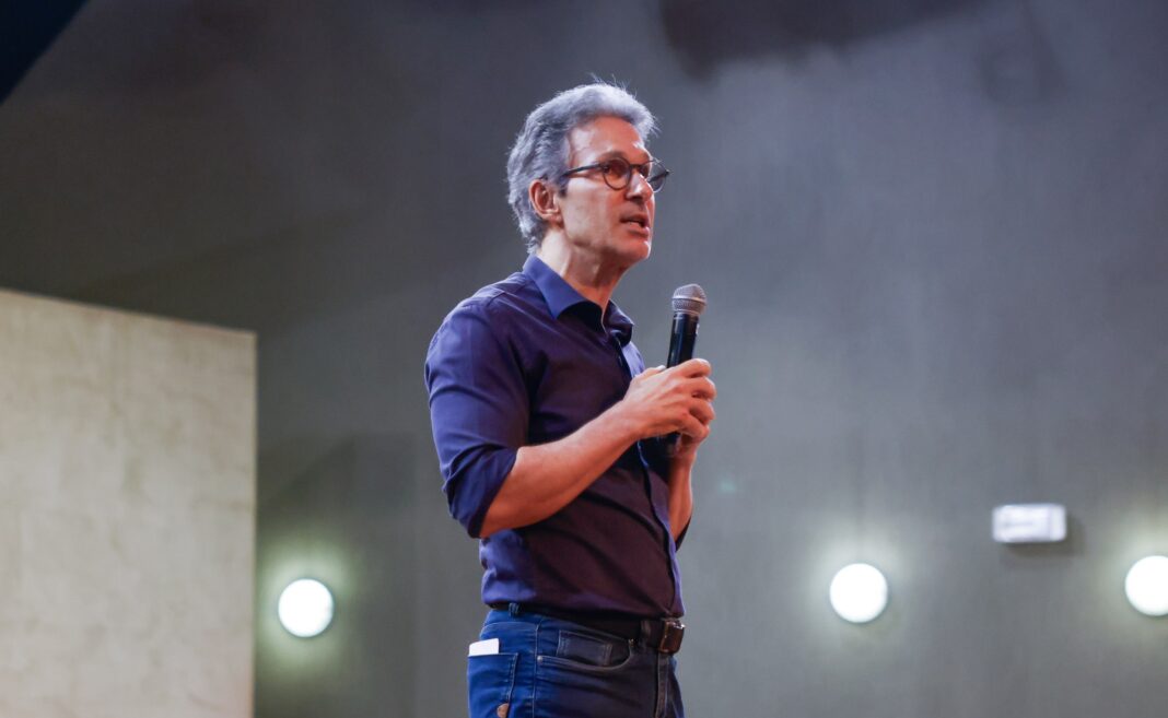 Zema elogia Flávio Bolsonaro após se dizer o único que critica o STF