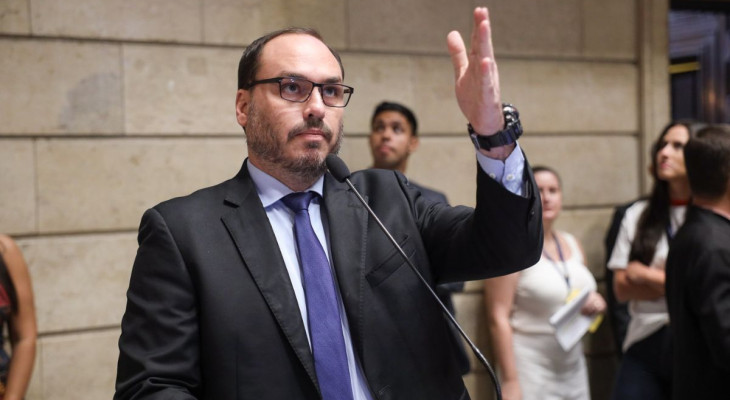 Carlos diz que Bolsonaro prepara lista de aliados para eleições