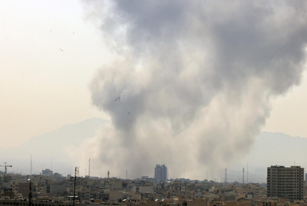 EUA e Israel atacam Irã; Trump quer derrubada de regime