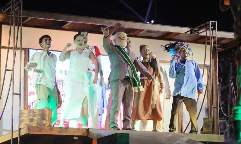 Desfile sobre Lula cita Temer e tem Bolsonaro como Bozo; oposição reage