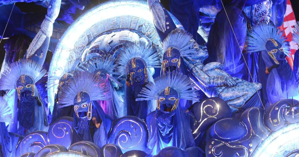 Homem “voa” em desfile da Portela, mas escola finaliza passagem às pressas