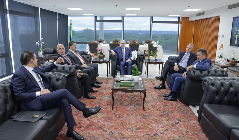 Fachin conduz negociação de “penduricalhos” entre ministros e autoridades