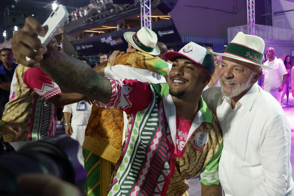 Direita reage ao desfile que homenageou Lula no carnaval