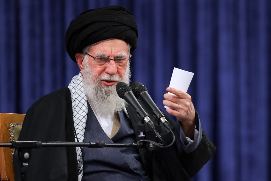 Khamenei ameaça afundar porta-aviões dos EUA