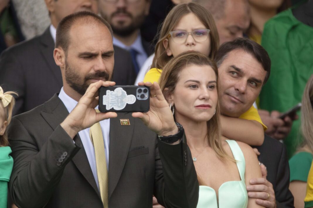 Eduardo e Flávio Bolsonaro defendem união por vitória eleitoral