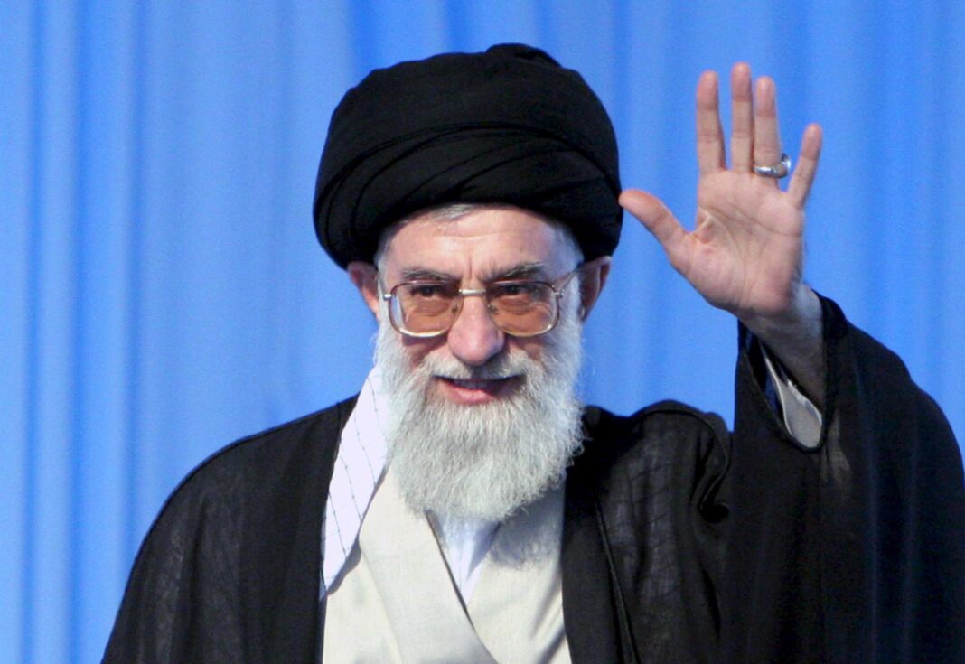 Quem era Ali Khamenei, líder do Irã, morto pelos EUA e por Israel
