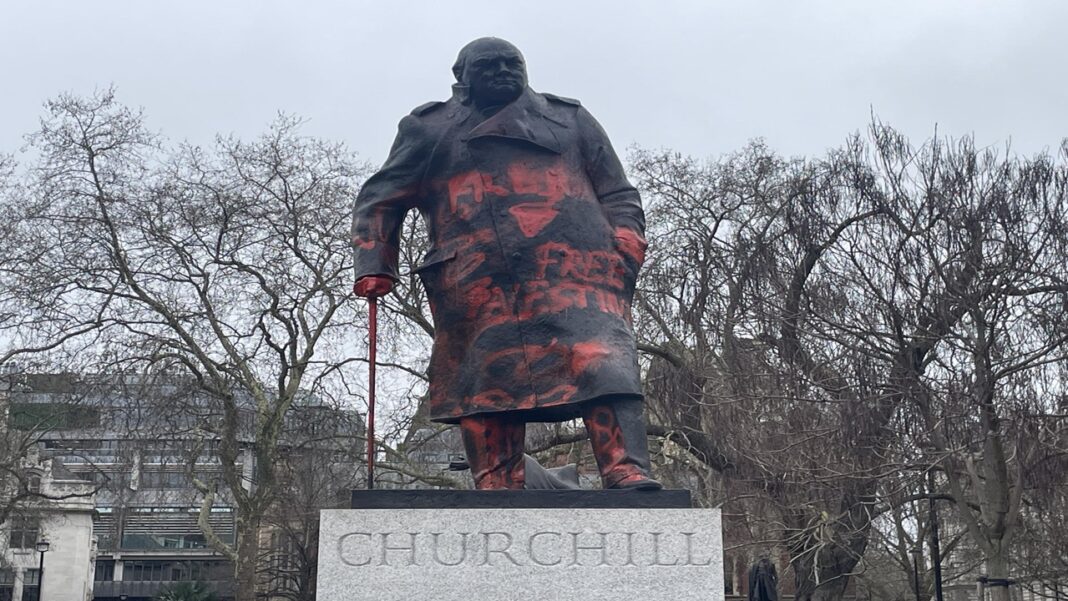 Ativista pró-Palestina vandaliza estátua de Churchill na Inglaterra