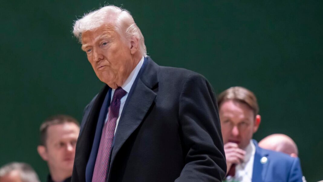 Homem armado é morto a tiros ao tentar invadir casa de Trump