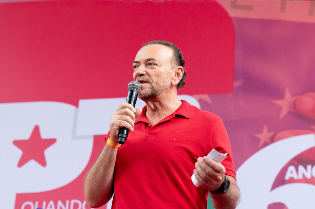Presidente do PT admite dificuldade e cobra ofensiva contra Flávio