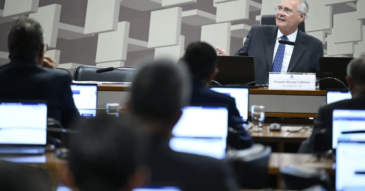 CAE pedirá acesso ao celular de Vorcaro, diz Renan após reunião com Fachin