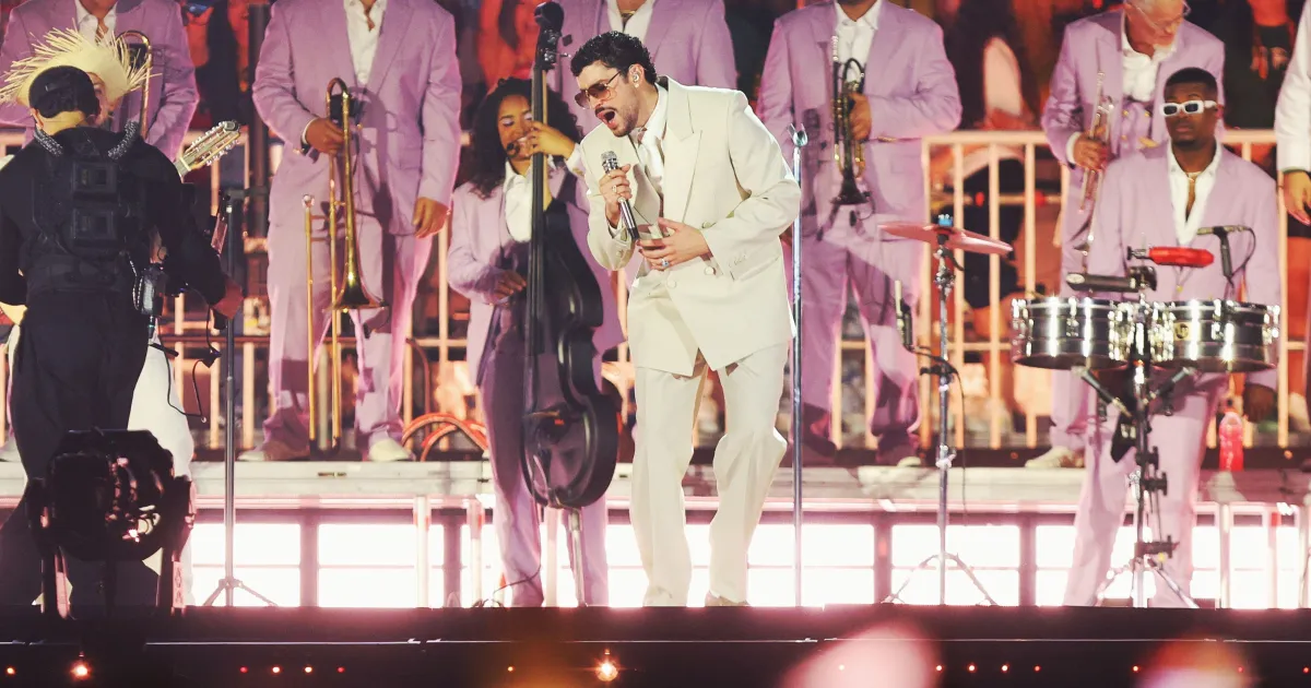 Bad Bunny se emociona e fala em português em 1ª show no Brasil: “Um sonho”