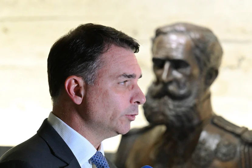 Consolidado na direita, Flávio Bolsonaro trava batalha de rejeição com Lula, aponta Genial/Quaest