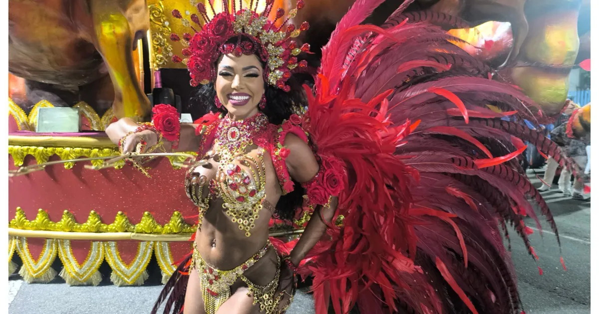 Jéssica Almeida desfila como Maria Padilha na Sapucaí no Carnaval do Rio