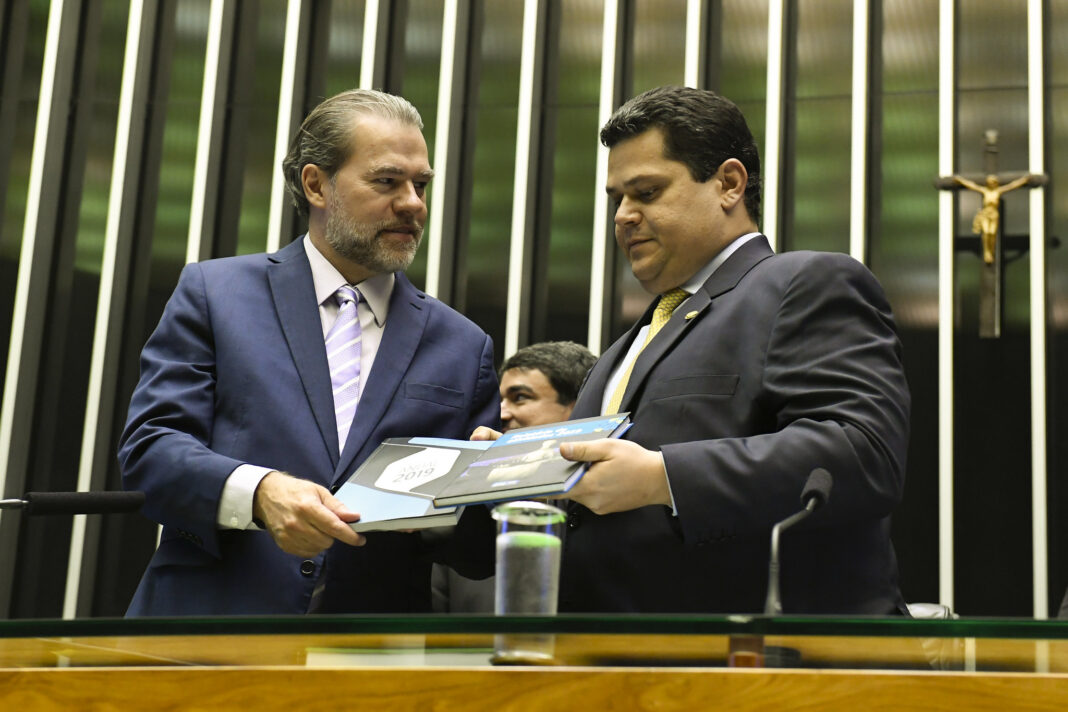 Parlamentares pressionam por impeachment de Toffoli