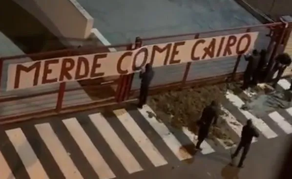 Torcida do Torino despeja fezes no estádio em protesto contra gestão