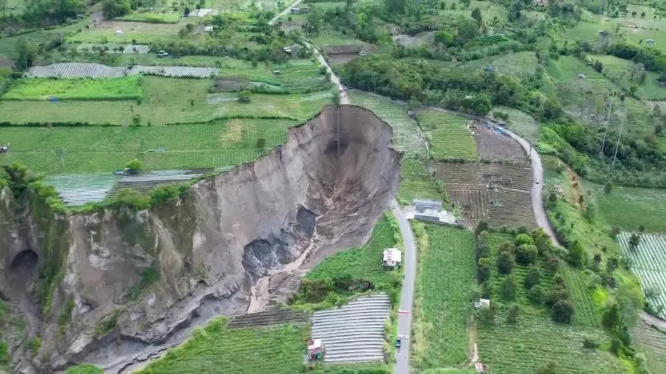 Cratera em expansão ameaça terras agrícolas na Indonésia