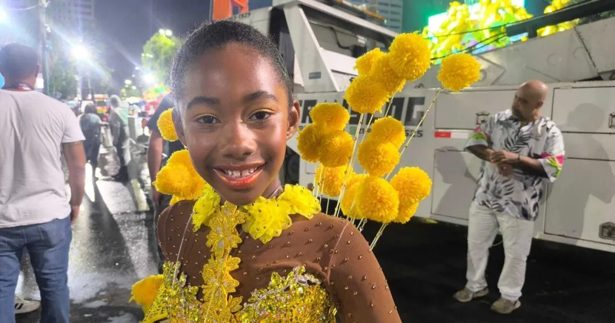 Aos 8 anos, Lua Miranda mostra que samba não tem idade na Mangueira