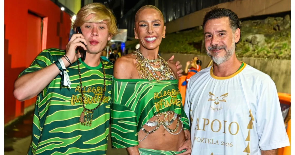 Adriane Galisteu curte Carnaval em família na Sapucaí