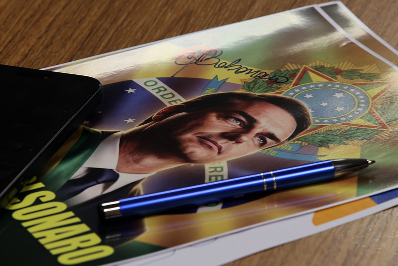 Veja as anotações de Flávio Bolsonaro sobre a eleição no Paraná