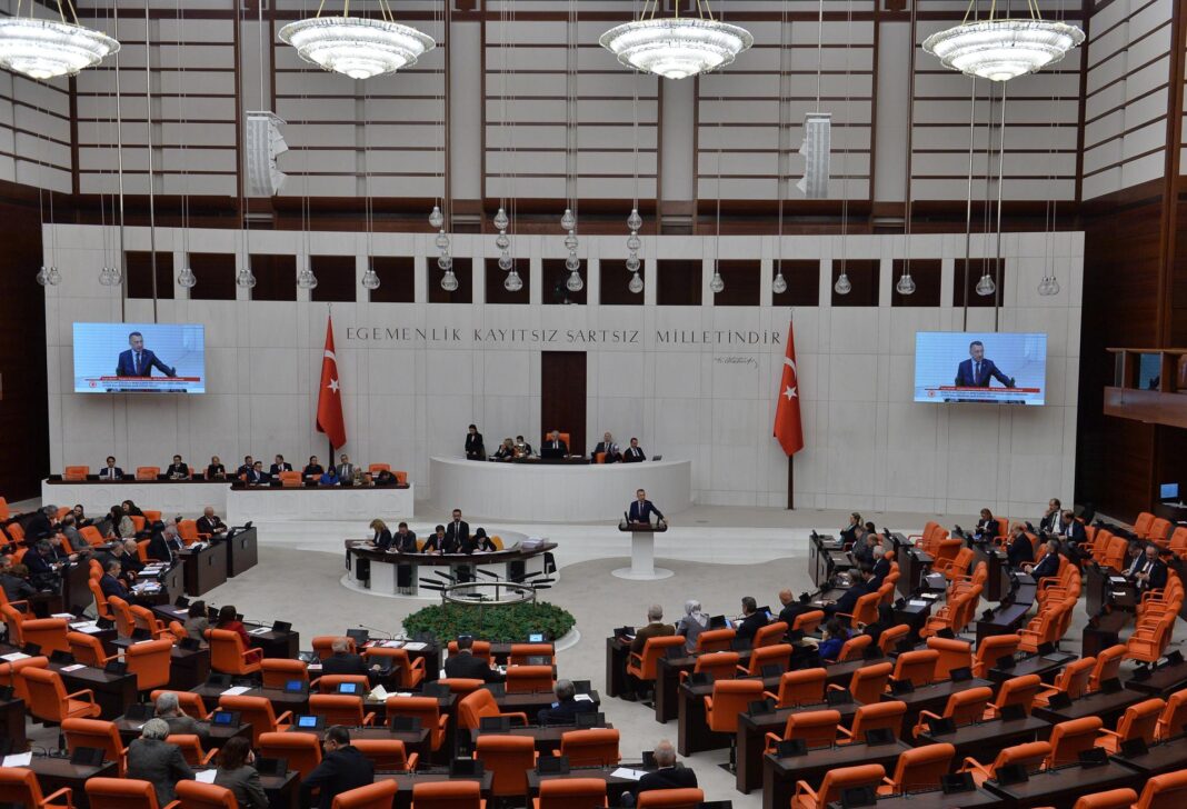 Parlamento da Turquia tem briga generalizada e troca de socos