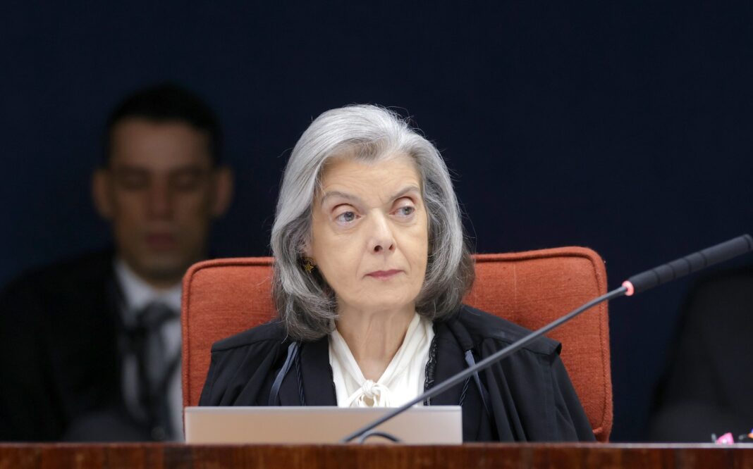 Ministra vota contra gratificação a servidores aposentados do INSS