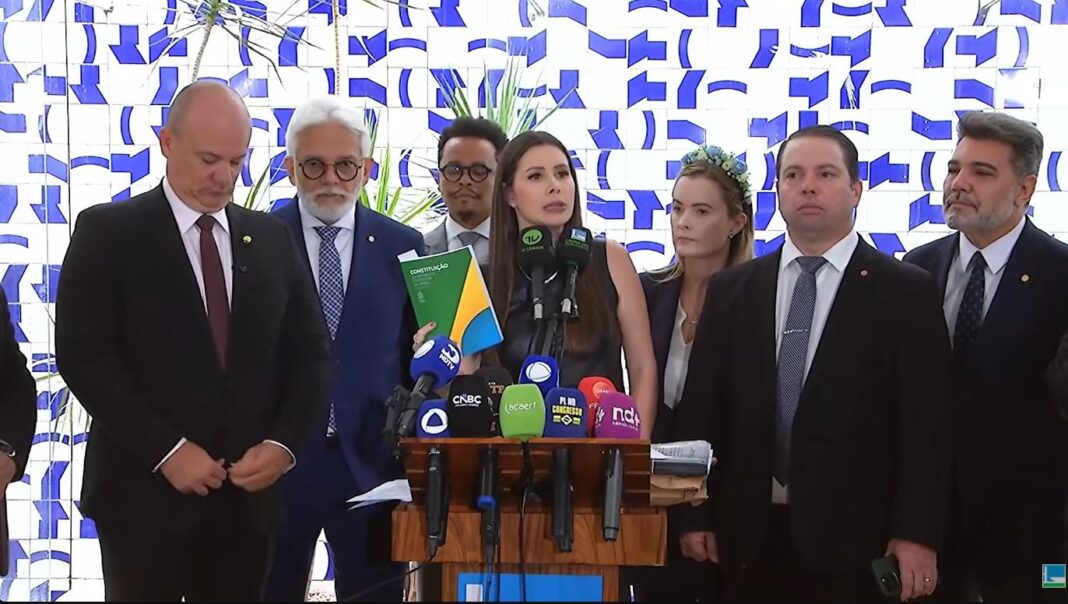 Deoutada pede impeachment de 16 ministros de Lula