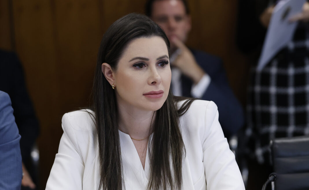 Bolsonaro diz a aliados que Carlos e Carol de Toni disputarão Senado em SC