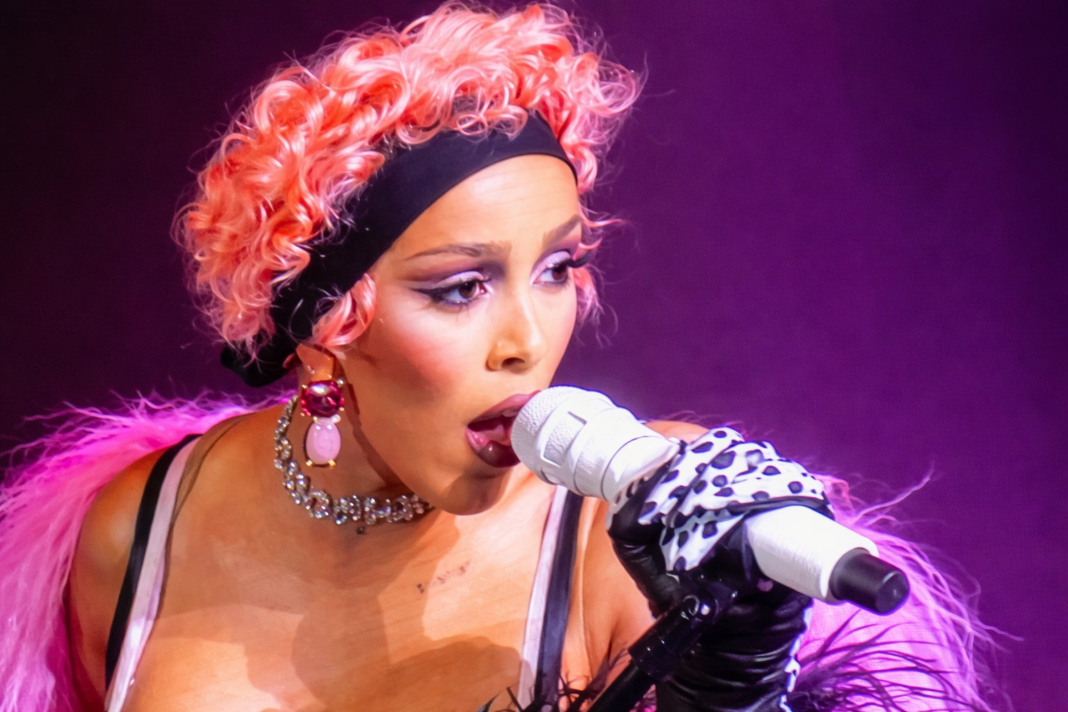 Doja Cat hipnotiza com gogó e sensualidade em show sem firulas em SP