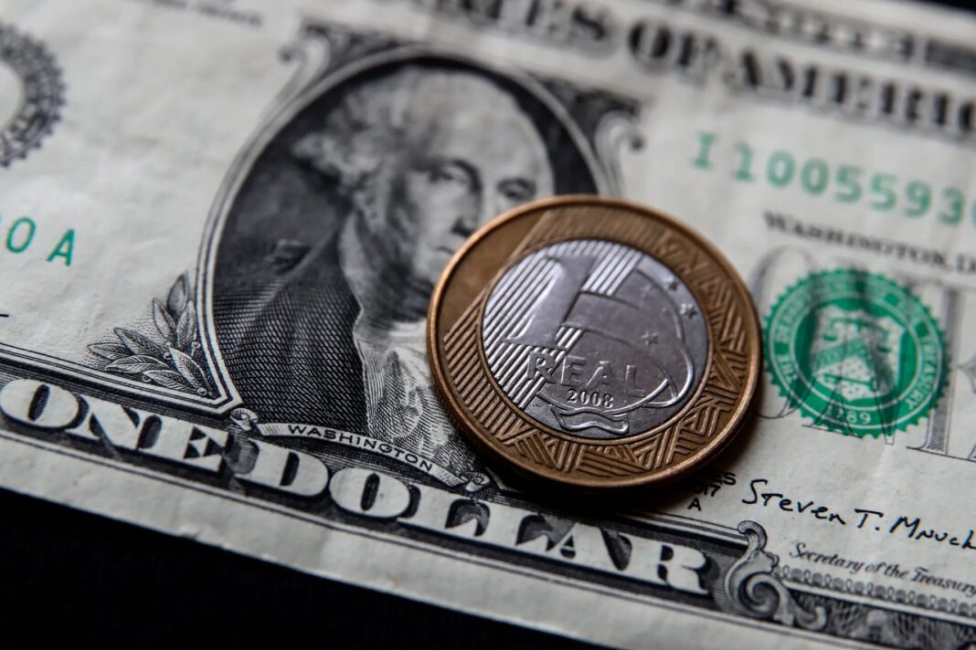 é o dólar que cai; não o real que se valoriza