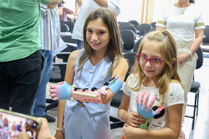 Menina conhece impressora 3D da Carreta da Inovação e recebe prótese de mão do Estado