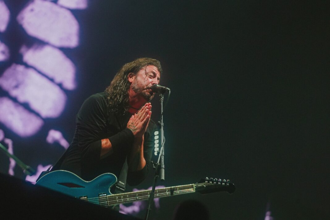 Roqueiros de volta: Foo Fighters retrocede com música imatura e U2 mostra fôlego com EP político