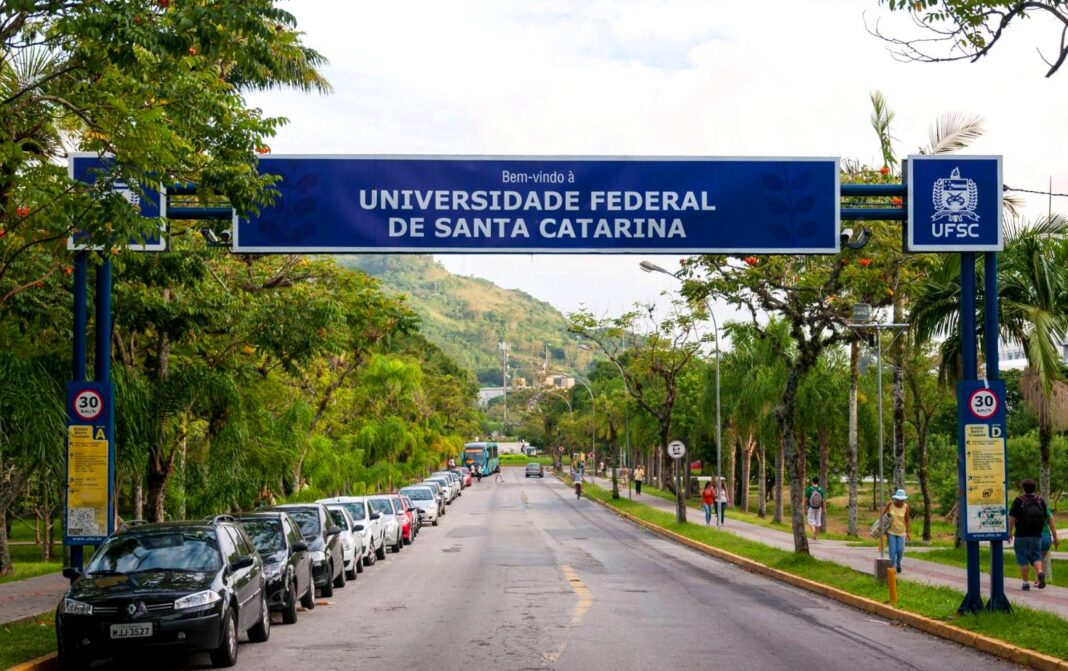 Justiça suspende exigência de vacina para ingresso na UFSC