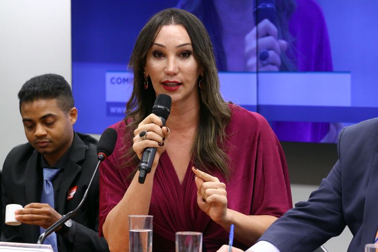 Cármen dá liminar para permitir atleta trans de jogar final de vôlei