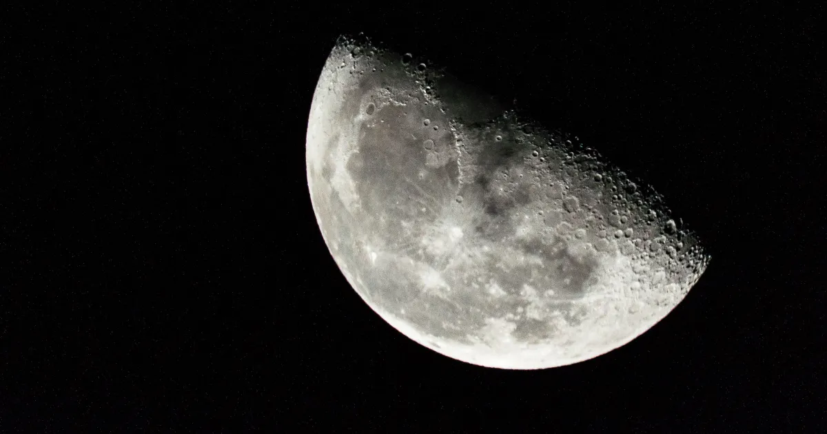 Lado oculto da Lua recebe a luz solar?